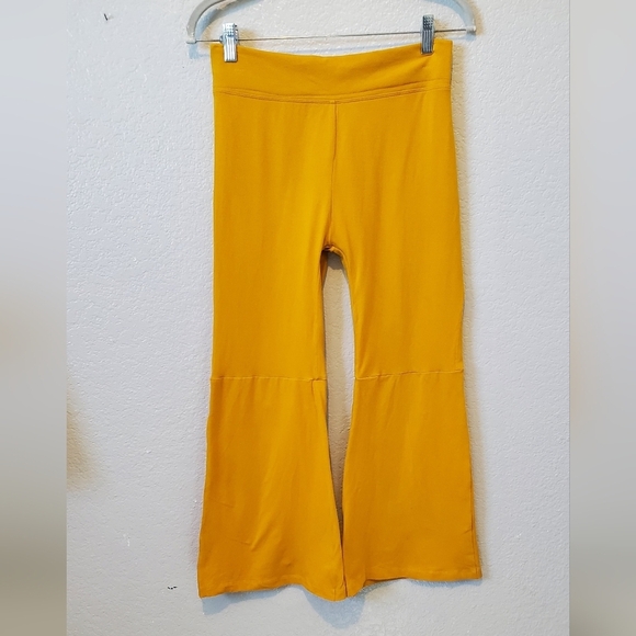 💚5/$25 Yellow Gold Flared Women's Stretchy Leggings Pants Size Medium - Picture 3 of 5
